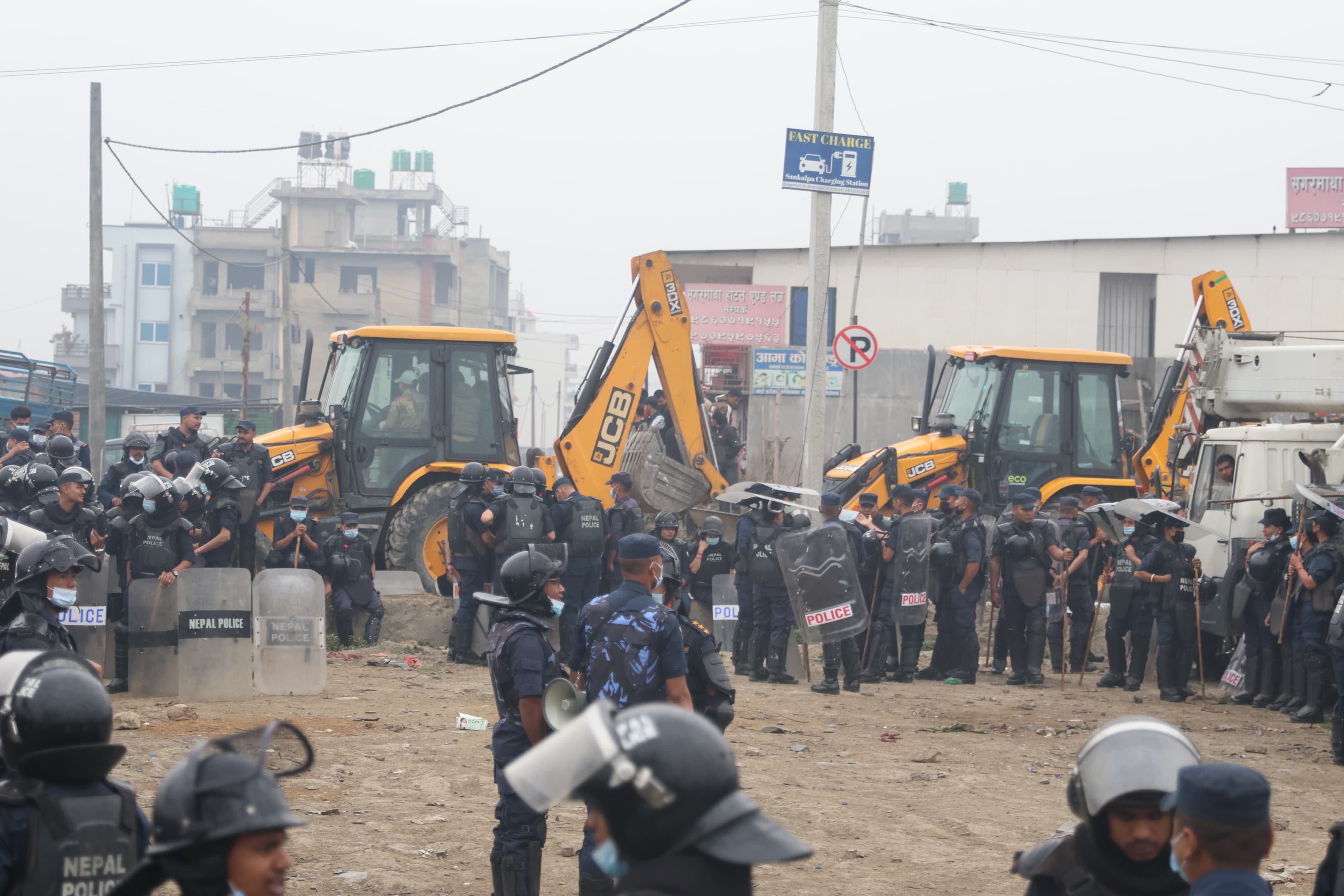 मनोहराको सुकुम्बासी बस्ती हटाउन सुरक्षाकर्मीको ठूलो टोलीसहित पुग्यो डोजर (तस्वीरहरू)
