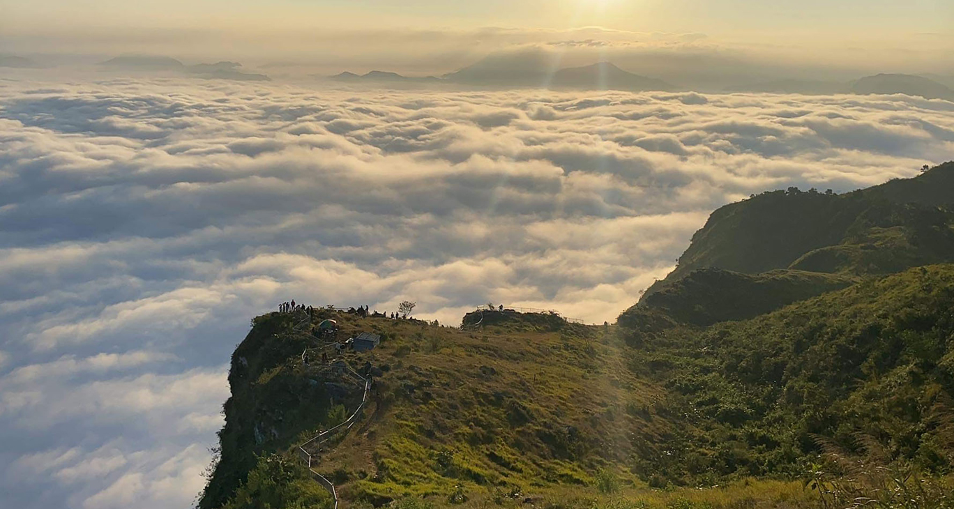 कुहिरो र सूर्योदय हेर्न मानुङकोट उक्लिँदै आन्तरिक पर्यटक