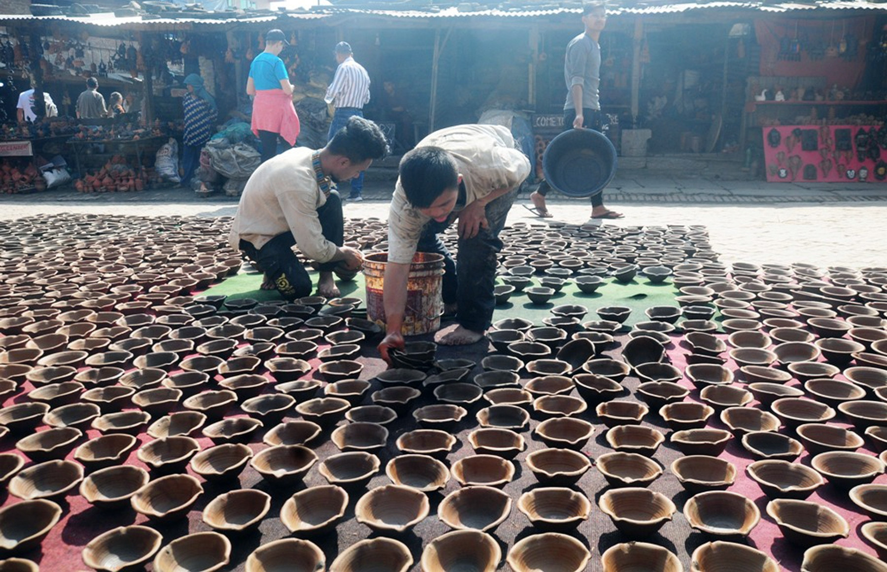 भक्तपुरमा बन्दै छन् तिहारका लागि पाला