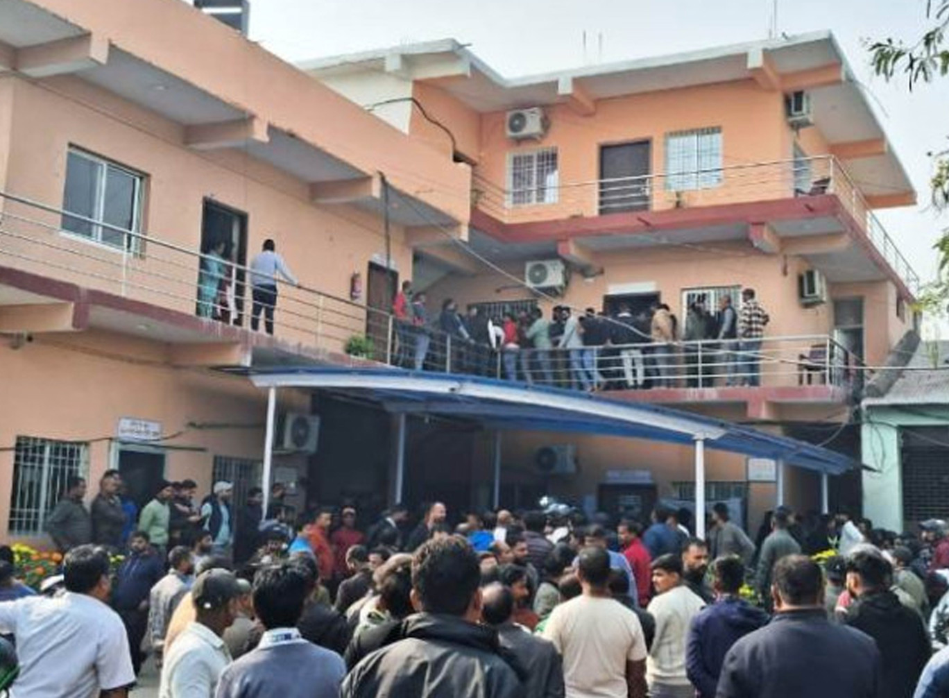 वीरगन्ज महानगरपालिकामा मेयर र उपमेयरका कार्यकर्ताबीच कुटाकुट (भिडियो)