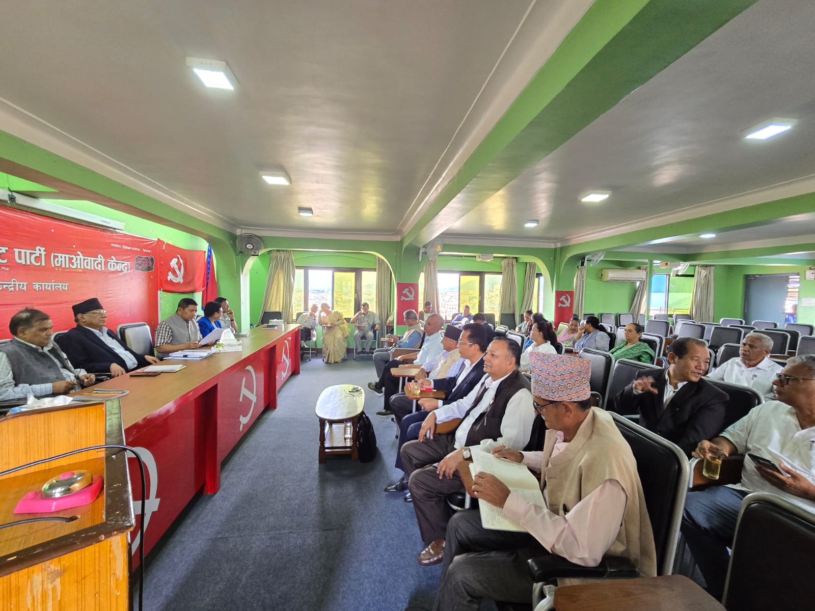 माओवादीको स्थायी समिति बैठकमा अध्यक्ष प्रचण्डले सदस्यहरूले सोधेका प्रश्नहरूको जवाफ दिँदै
