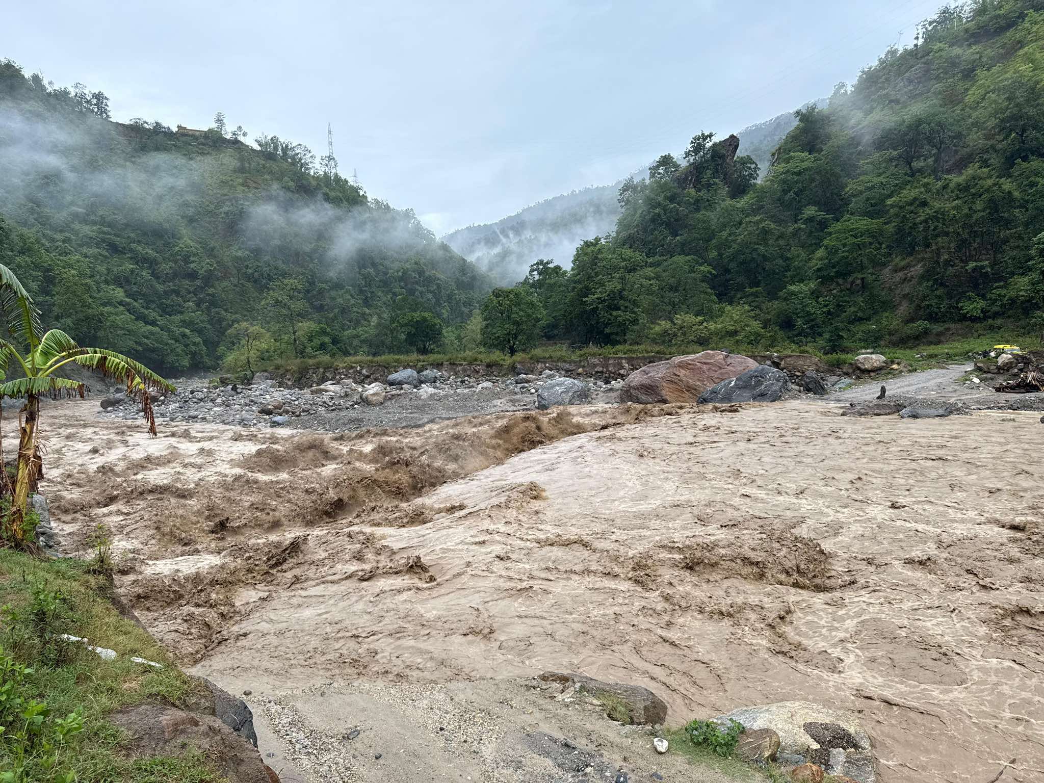 बाढीका कारण मेची राजमार्ग र तमोर करिडोर अवरुद्ध