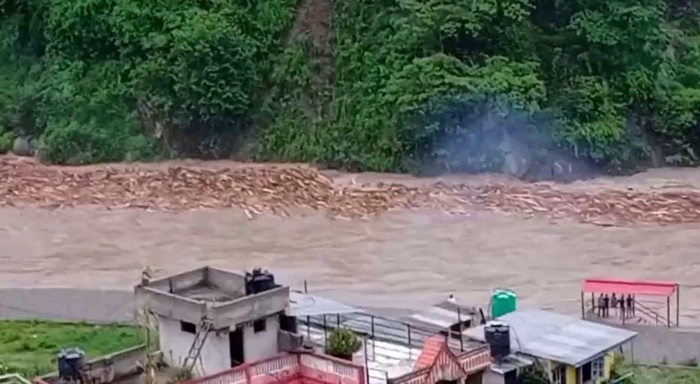 मेलम्चीमा बाढी, हेलम्बु जाने सडक क्षतविक्षत
