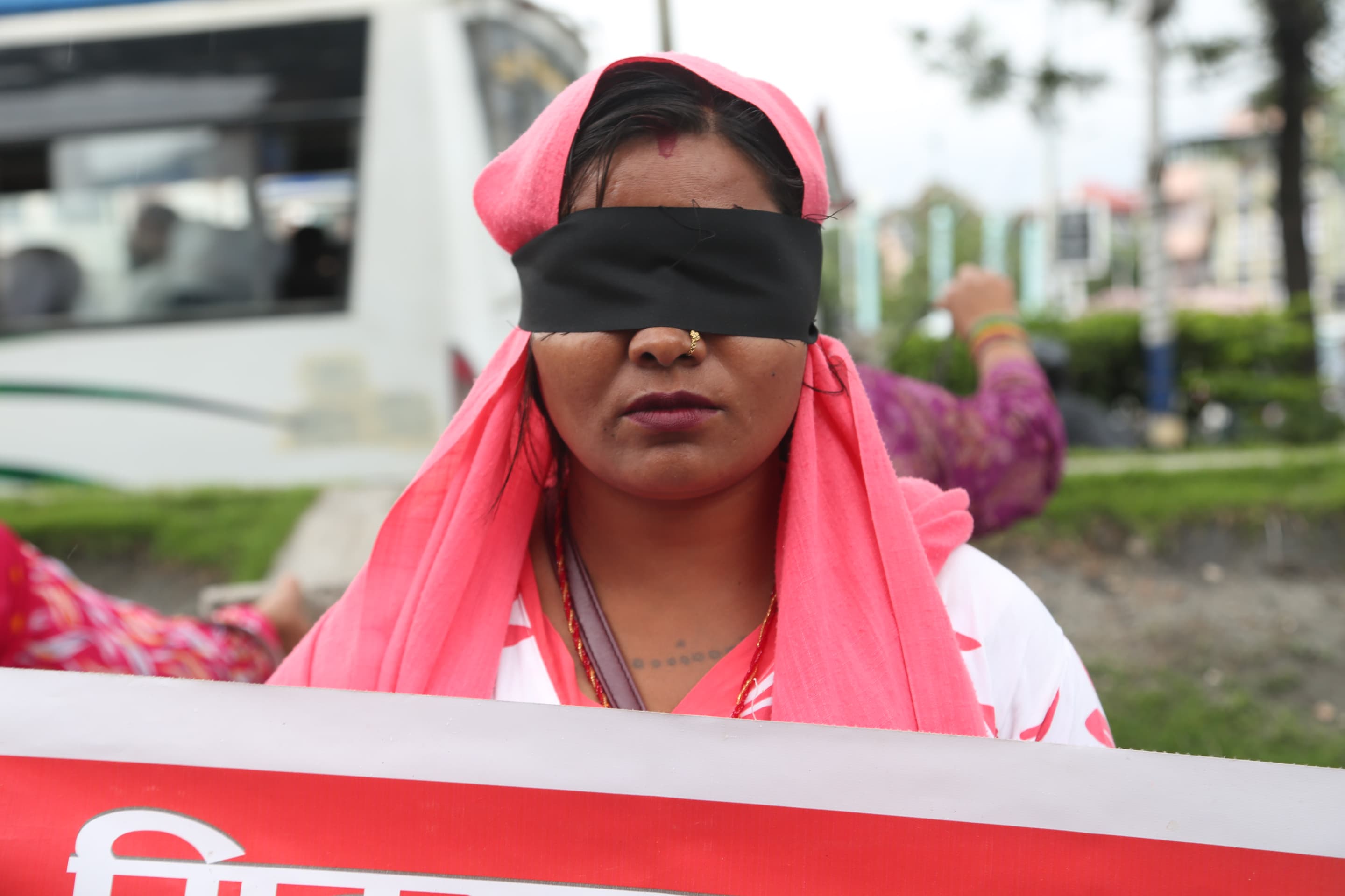 कालो पट्टी बाँधेर सरकारविरुद्ध माइतीघरमा मिटरब्याजपीडितको प्रदर्शन (तस्वीरहरू)
