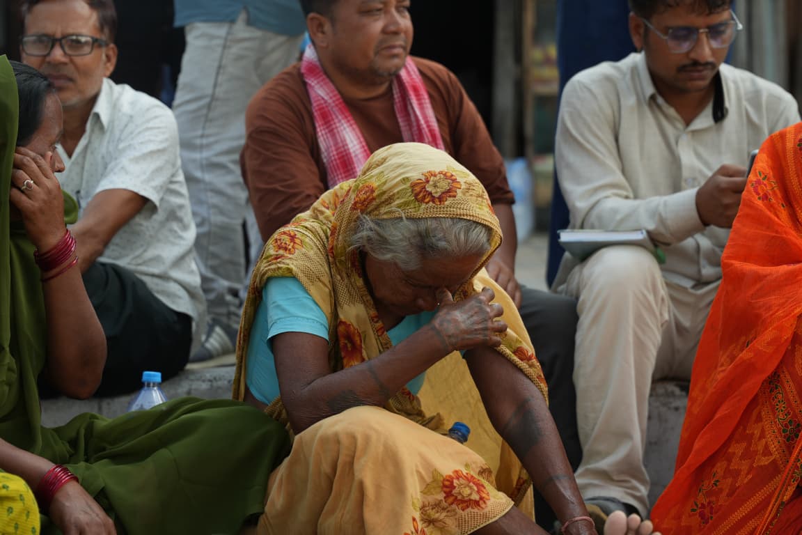 तीनबुँदे माग राख्दै मिटर ब्याज पीडितहरू फेरि धर्नामा (तस्वीरहरू)
