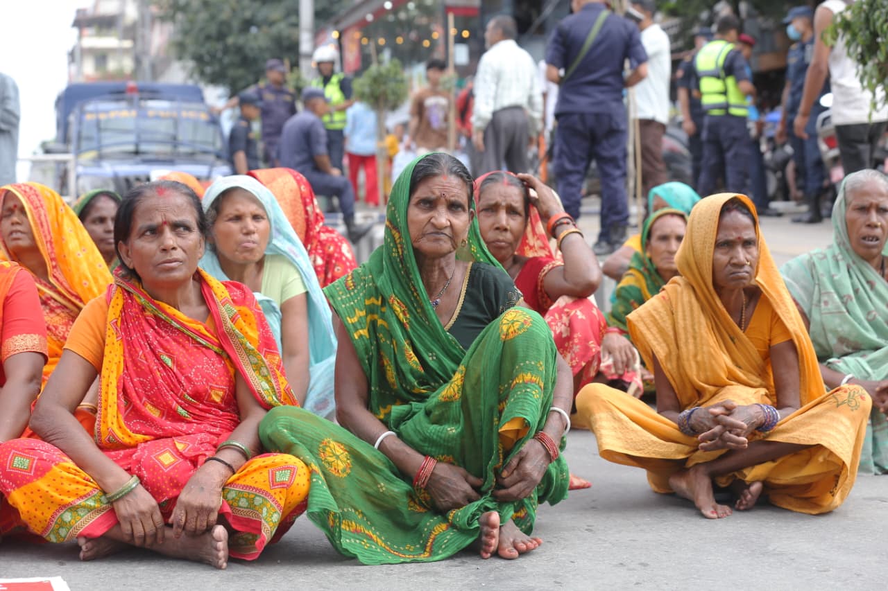 चार बुँदे मागसहित धर्नामा मिटरब्याज पीडित (तस्वीरहरू)