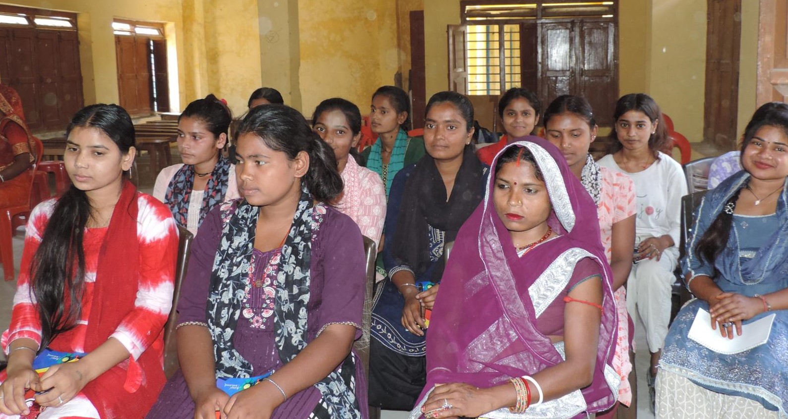 मिथिला ‘पेन्टिङ’ सिकाइमा जम्दै किशोरी