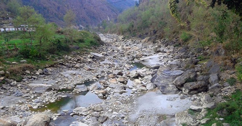 जलविद्युत आयोजनाको मनोमानी, मापदण्डअनुसार पानी नछाड्दा सुक्यो मोदीखोला