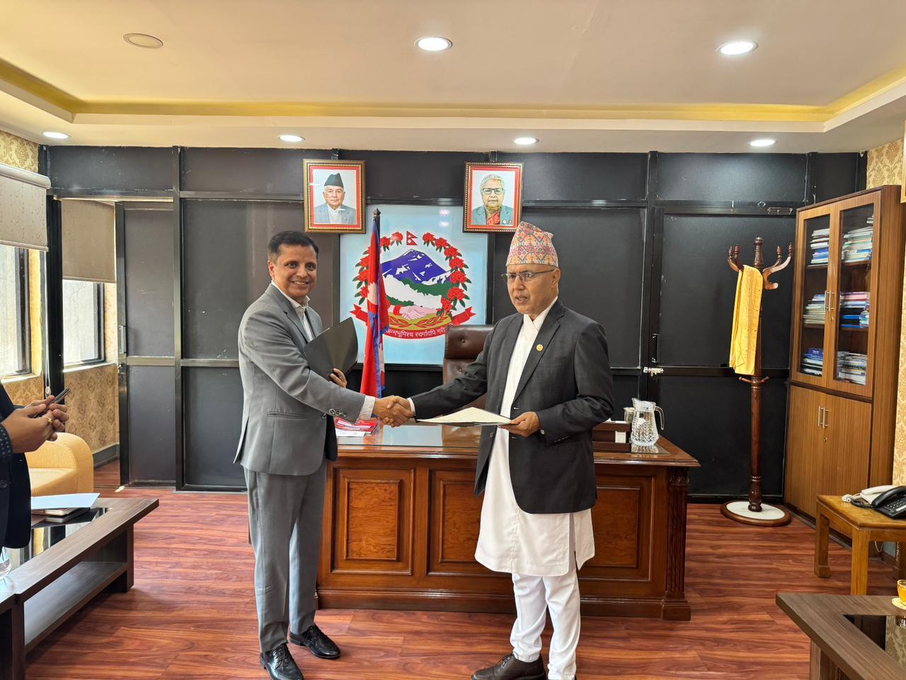 शरद ओझाको मुद्दा किनारा नलाग्दै बीमा प्राधिकरणको अध्यक्षमा शर्माले लिए शपथ