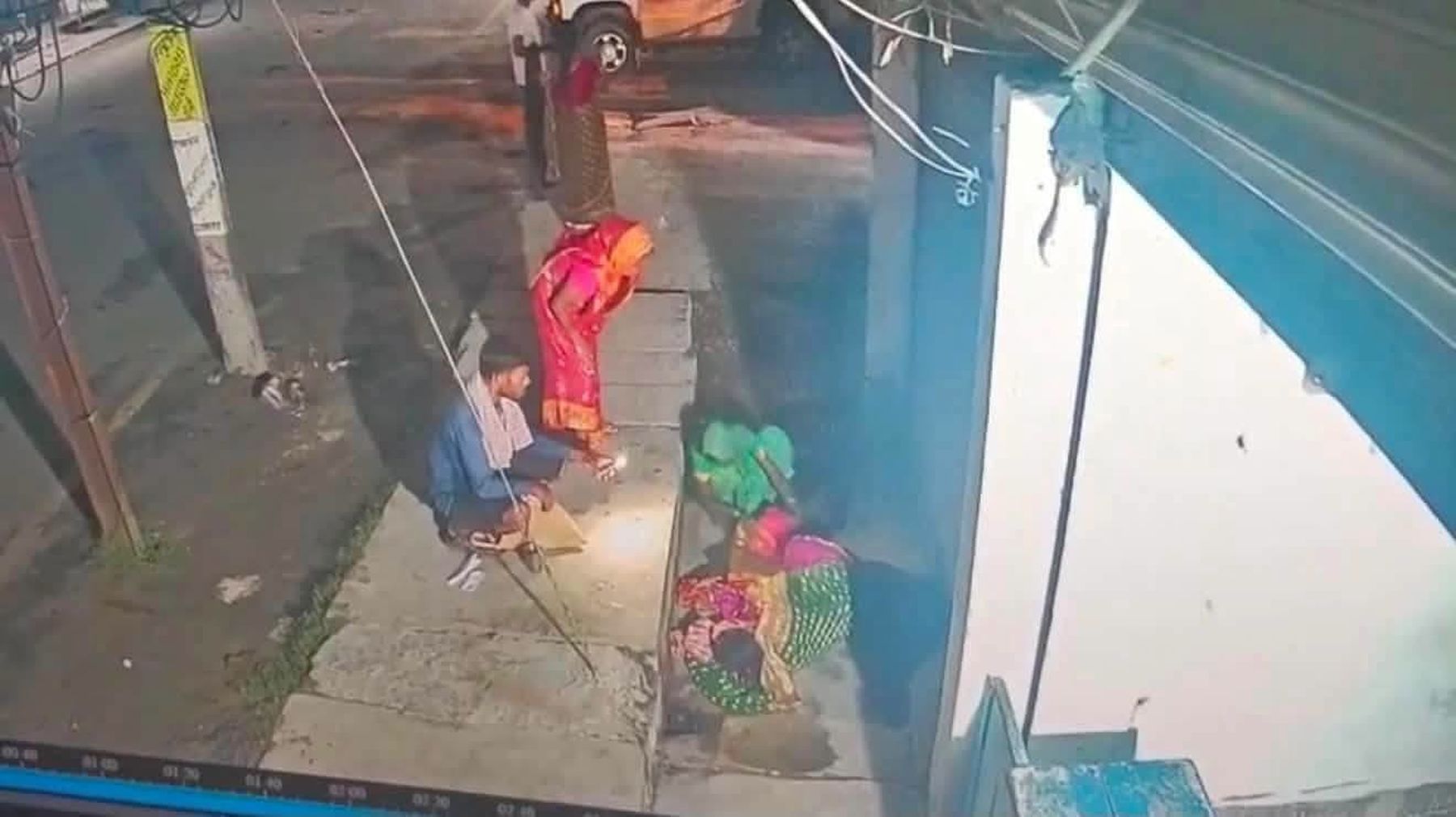 जब ३२ सय तिर्न नसक्दा अस्पतालबाट निकालिएकी बबिताले गेटबाहिर छोरा जन्माइन्