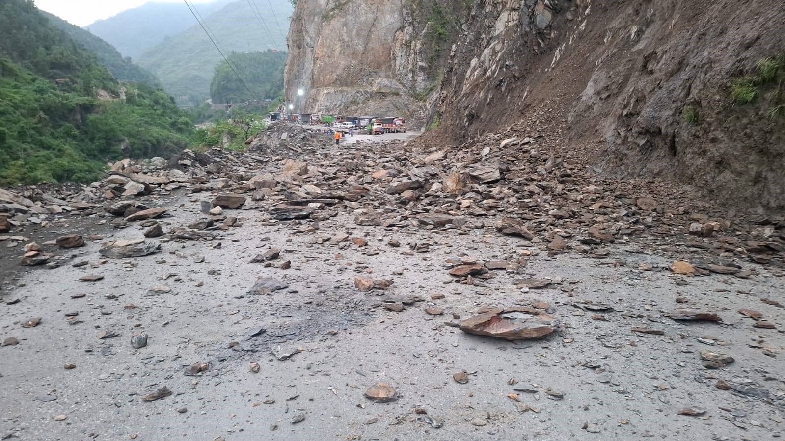 तुइनखोलामा पहिरो, मुग्लिन–नारायणगढ सडक अवरुद्ध