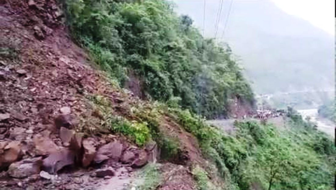 पहिरोका कारण नारायणगढ–मुग्लिन सडक अवरुद्ध, हेलम्बु राजमार्ग पनि ठप्प