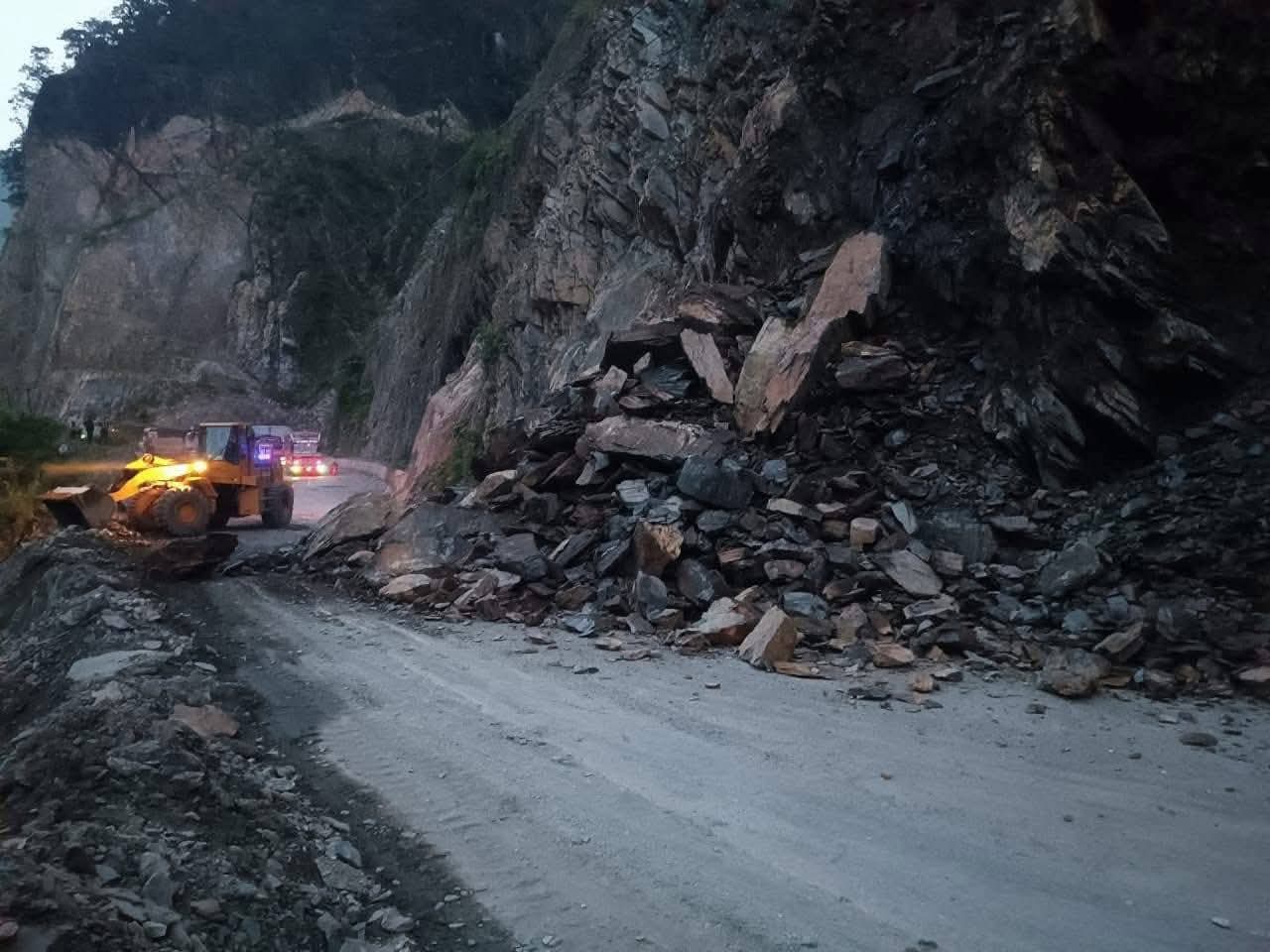 तुइनखोलामा सुक्खा पहिरो जाँदा नारायणगढ–मुग्लिन सडकखण्ड अवरुद्ध