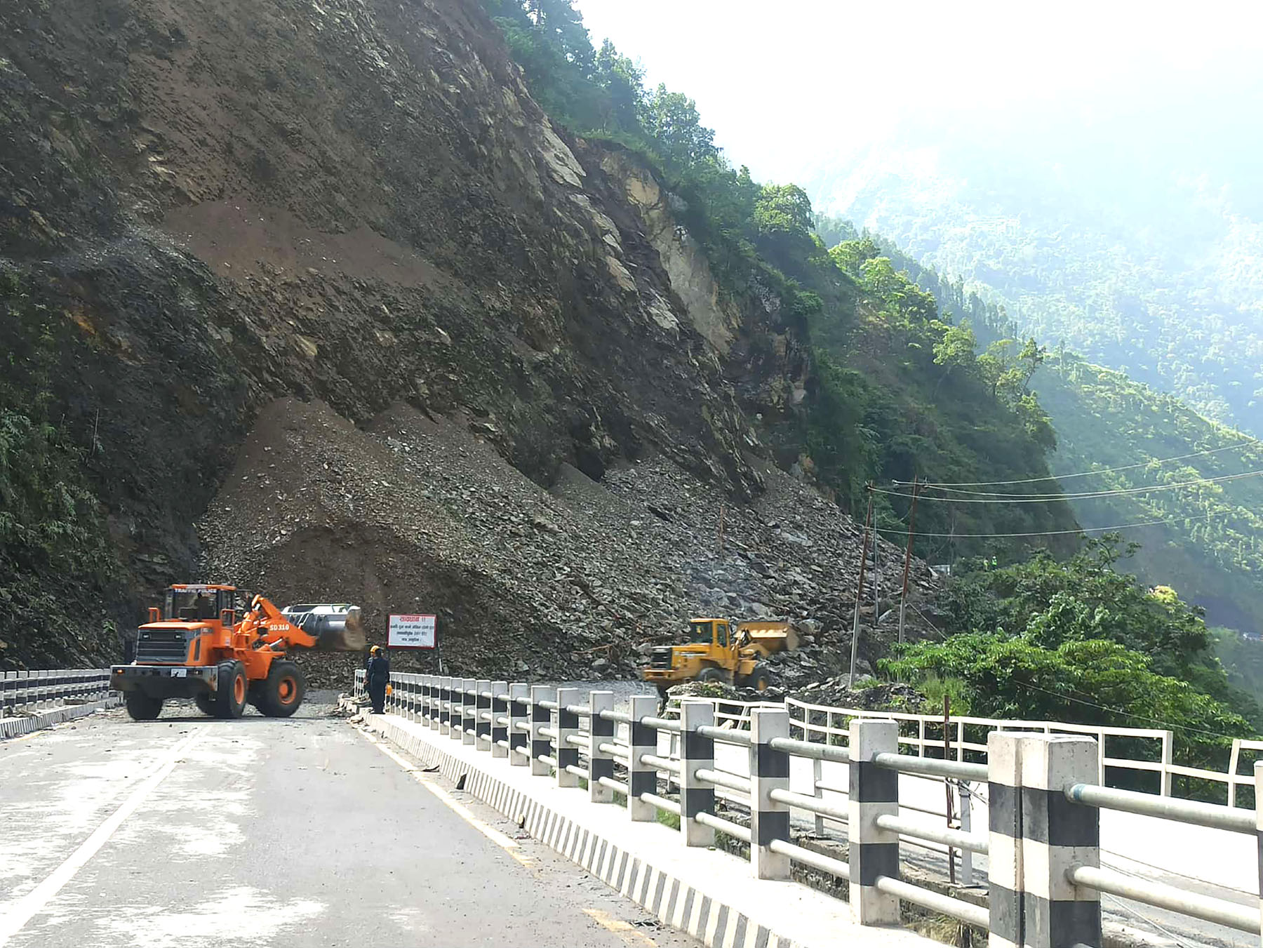 बाढीपहिरोका कारण ७ राजमार्ग अवरुद्ध