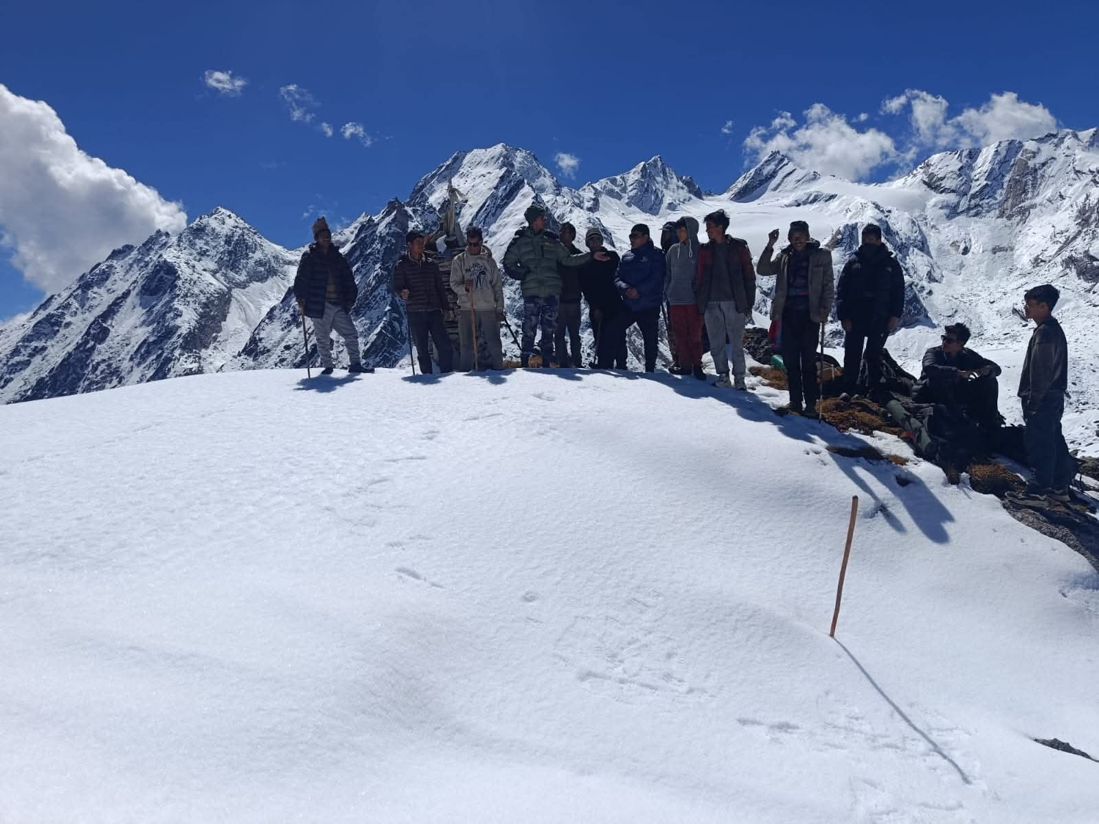 मुगुमा हिमपहिरोमा पुरिएका युवकको शव ल्याउन सुरक्षाकर्मी परिचालन