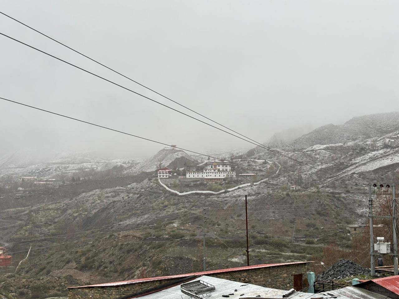 बर्खा लाग्यो, तर हिउँ पर्न छोडेन