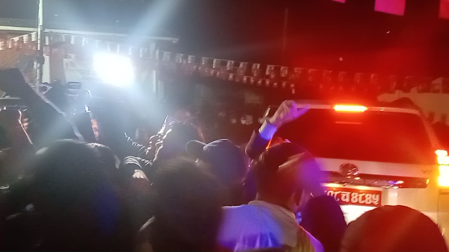 ओली बन्दसत्र स्थलमा पुग्दा कार्यकर्ताले घन्काए ‘अघि बढ केपी बा’ को नारा 