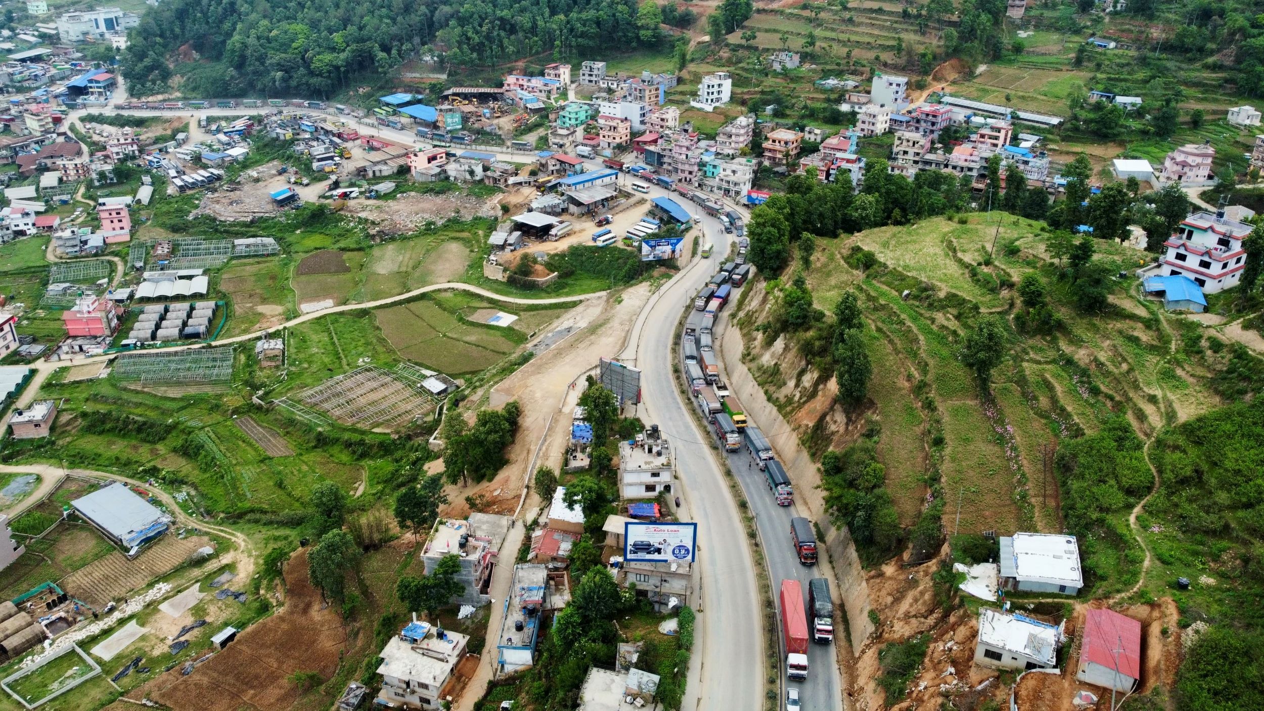 साढे ४ घण्टापछि बाटो खुल्दा काठमाडौं भित्रिने र बाहिरिने गाडीहरूको लर्को (फोटो फिचर)