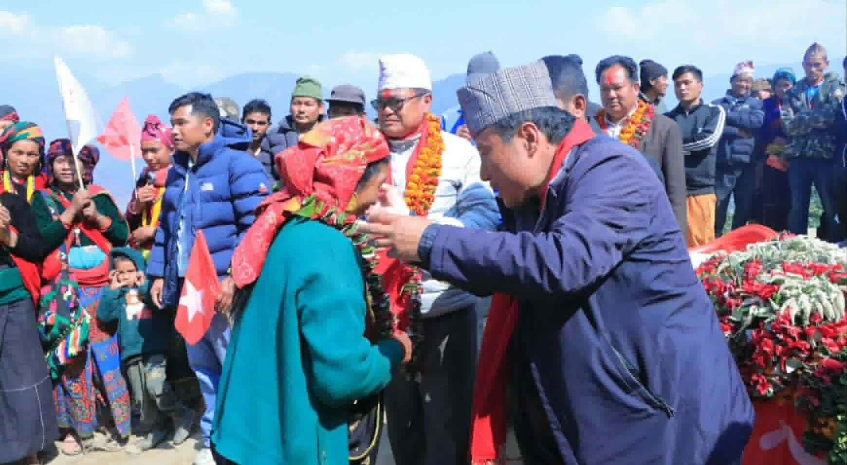 रोल्पामा विप्लव नेतृत्वको माओवादीका ३५ कार्यकर्ता नेकपा प्रवेश 