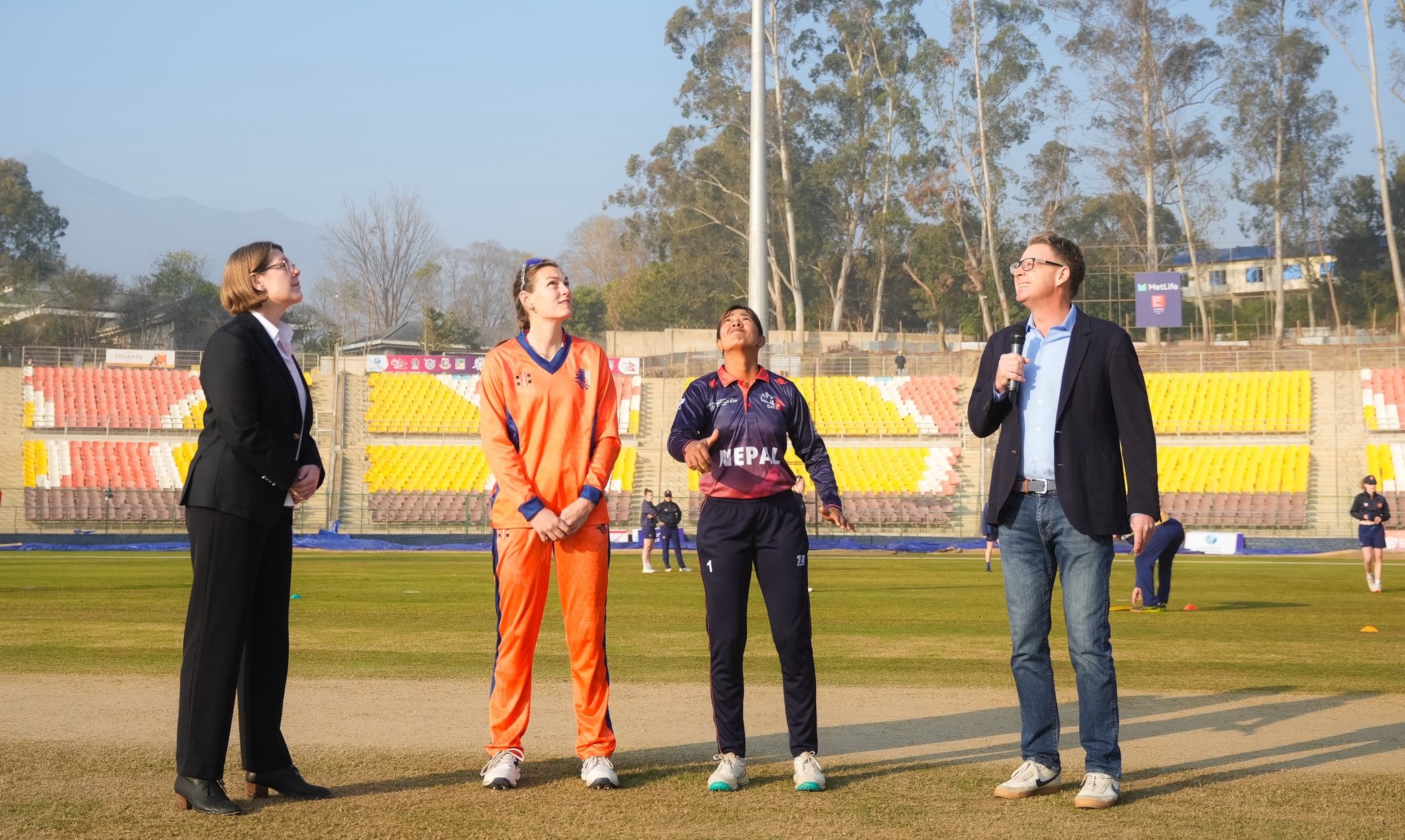 टी–२० विश्वकप ग्लोबल क्वालिफायर : नेदरल्यान्ड्सविरुद्ध फिल्डिङ गर्दै नेपाल