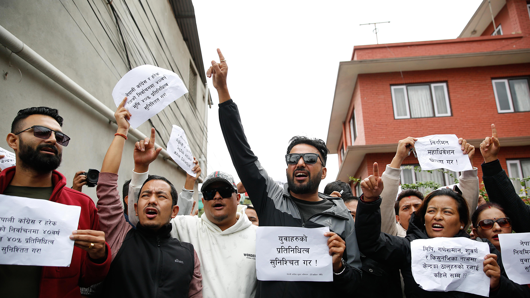 नियमित महाधिवेशन र युवा प्रतिनिधित्व सुनिश्चितको मागसहित कांग्रेस पार्टी कार्यालयअगाडि प्रदर्शन (तस्वीरहरू)