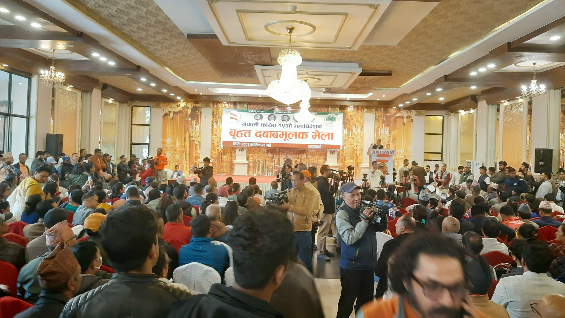 काग्रेसको संस्थापन पक्षको भेला बत्तीसपुतलीमा सुरु (तस्वीरहरू)