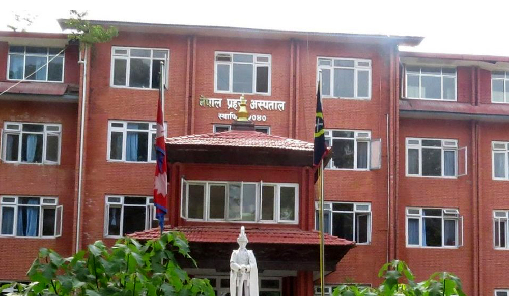प्रहरी अस्पतालमा खोप लगाउनेको थेग्नै नसक्ने भीड