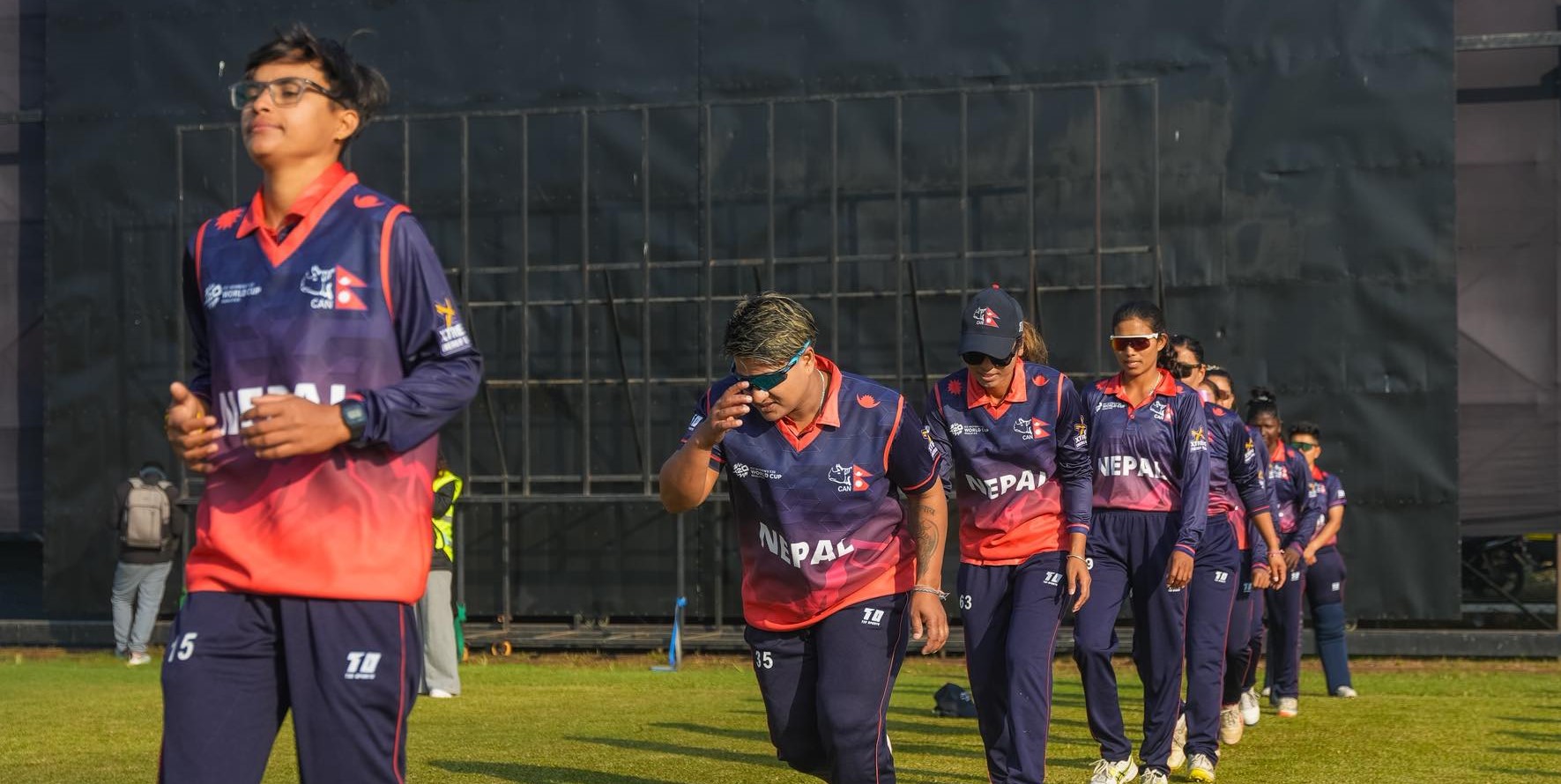 विश्वकप छनोटः जिम्बाब्वेविरुद्ध फिल्डिङ गर्दै नेपाल 