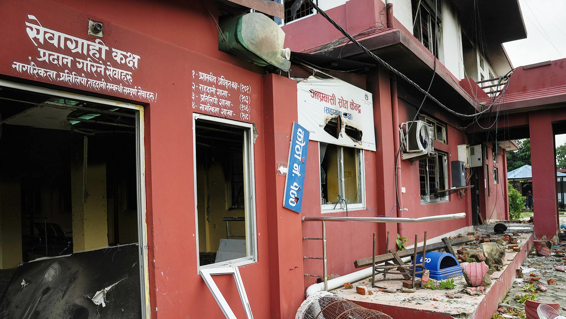 तोडफोड र आगजनीपछि यस्तो अवस्थामा छन् नेपालगञ्जका सरकारी कार्यालयहरू (तस्वीरहरू)