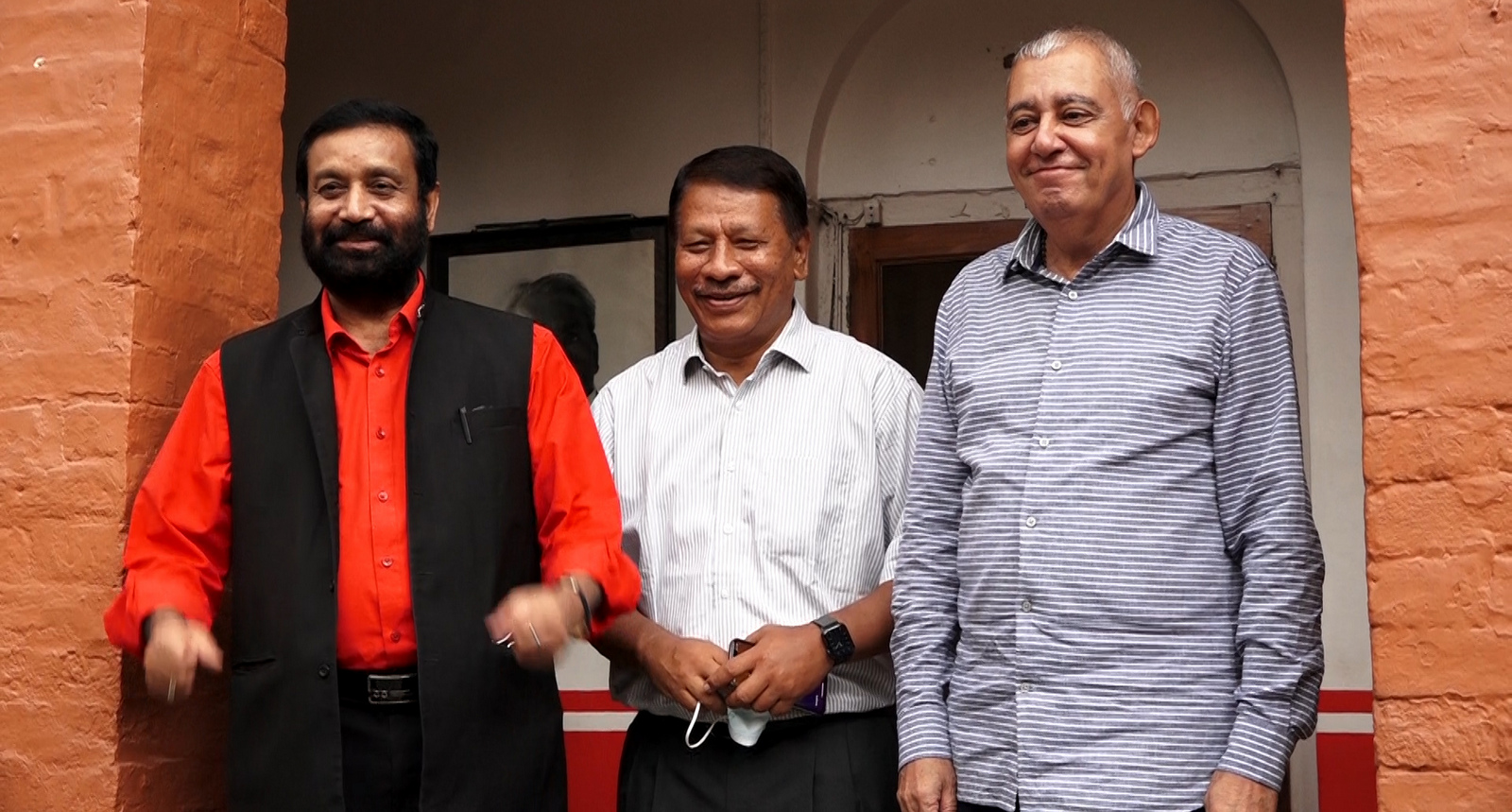 निधि, कोइराला र सिंहबीच भेट हुँदै
