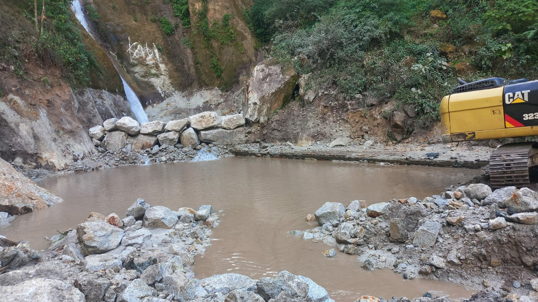 बाढीले क्षति पुर्‍याएको तीनतले झरनालाई पुरानै लयमा फर्काइँदै