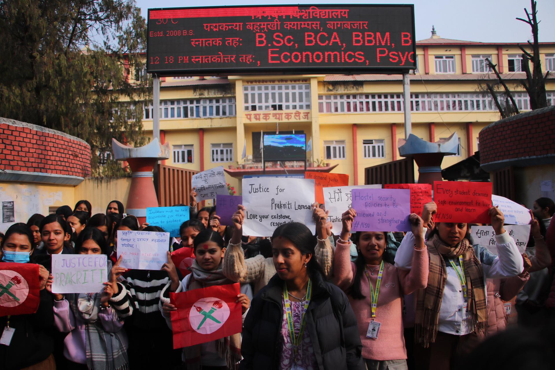 भारतमा नेपाली विद्यार्थी मृत्यु भएको घटनाको विरोधमा नेविसंघले गर्‍यो प्रदर्शन (तस्वीरहरू)