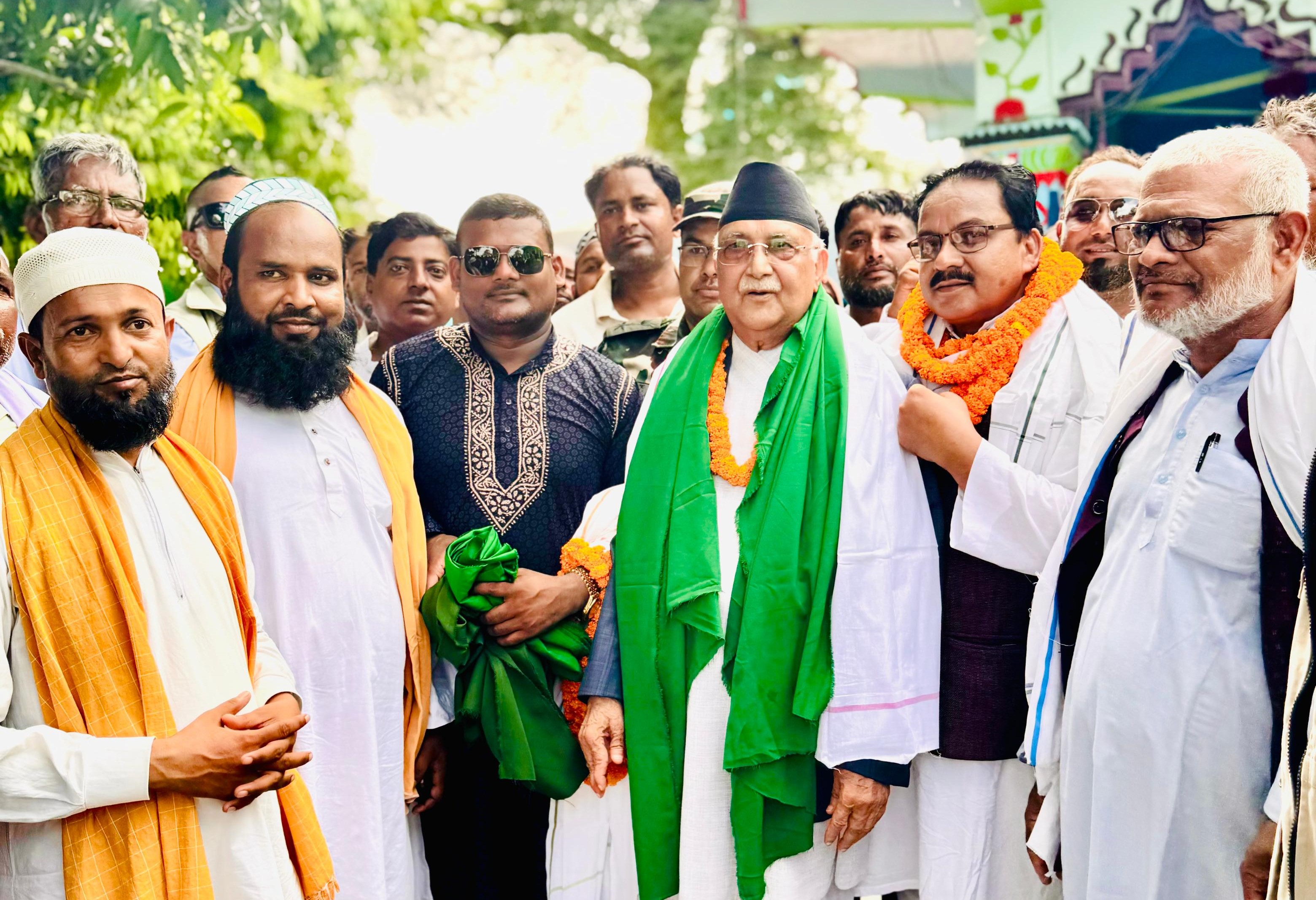 प्रधानमन्त्री ओलीद्वारा रौजा मजारमा चादर पोसी