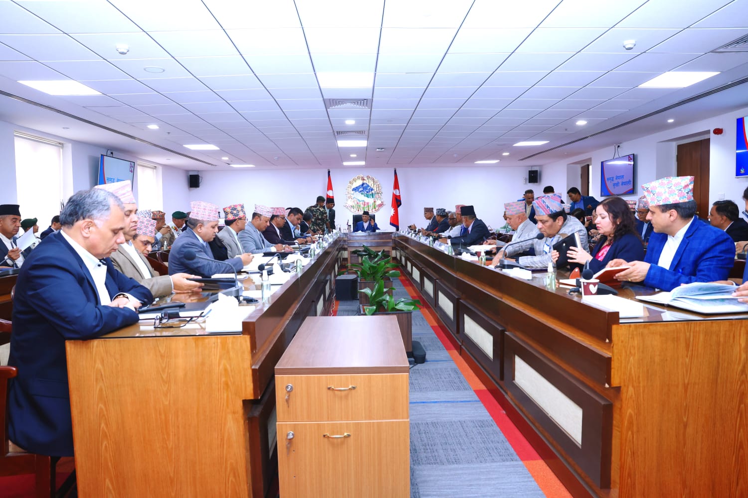 सचिवहरूलाई प्रधानमन्त्री ओलीको निर्देशन- स्थिरताका लागि बनेको सरकारलाई असफल हुन दिइन्न, ढुक्कले काम गर्नुस्