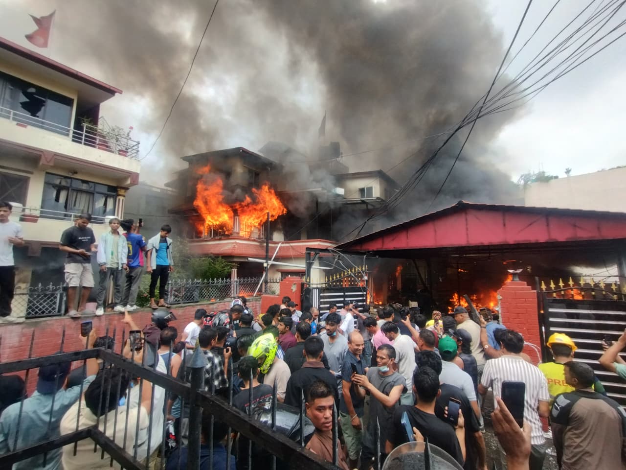 प्रधानमन्त्रीको बालकोटस्थित निवासमा प्रदर्शनकारीले लगाए आगो
