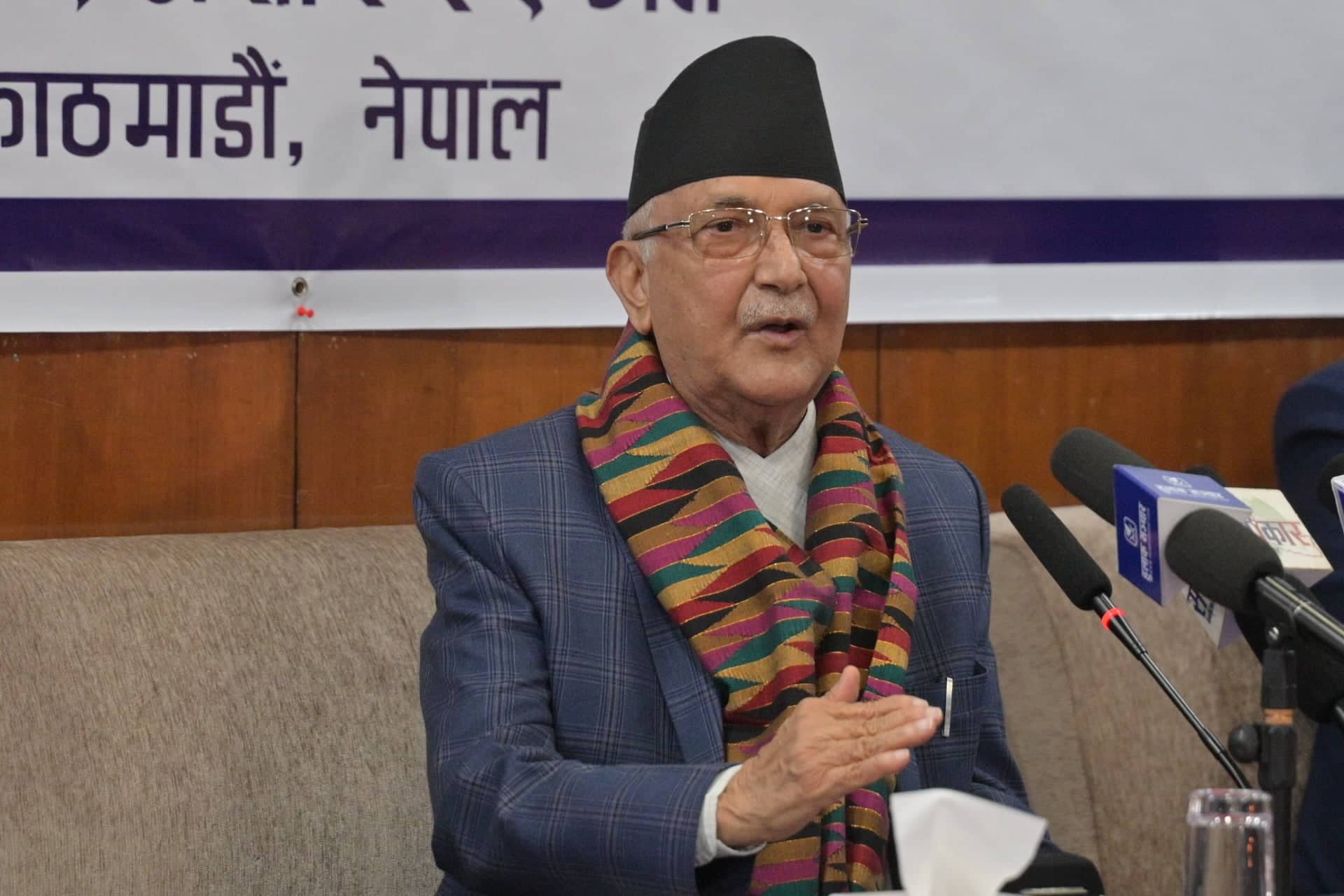 ओलीको टिप्पणी– सत्ता गठबन्धन फोड्न चाँदीको तरबार आवश्यक छैन, आफैँ फुट्छन्