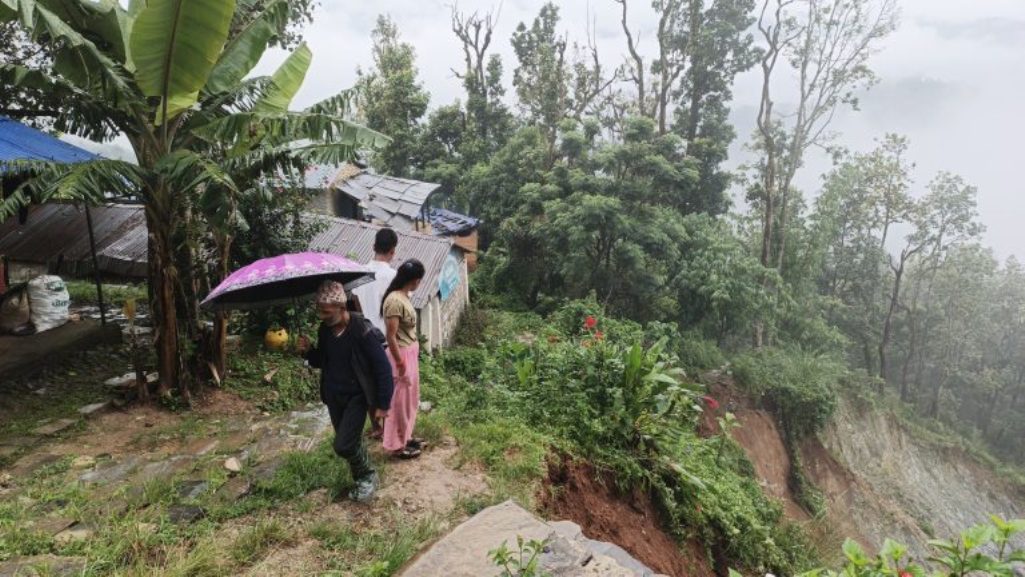 पर्वतको सिंगो गाउँ नै पहिरोको जोखिममा, बासिन्दा रातभर जाग्राम बस्न बाध्य