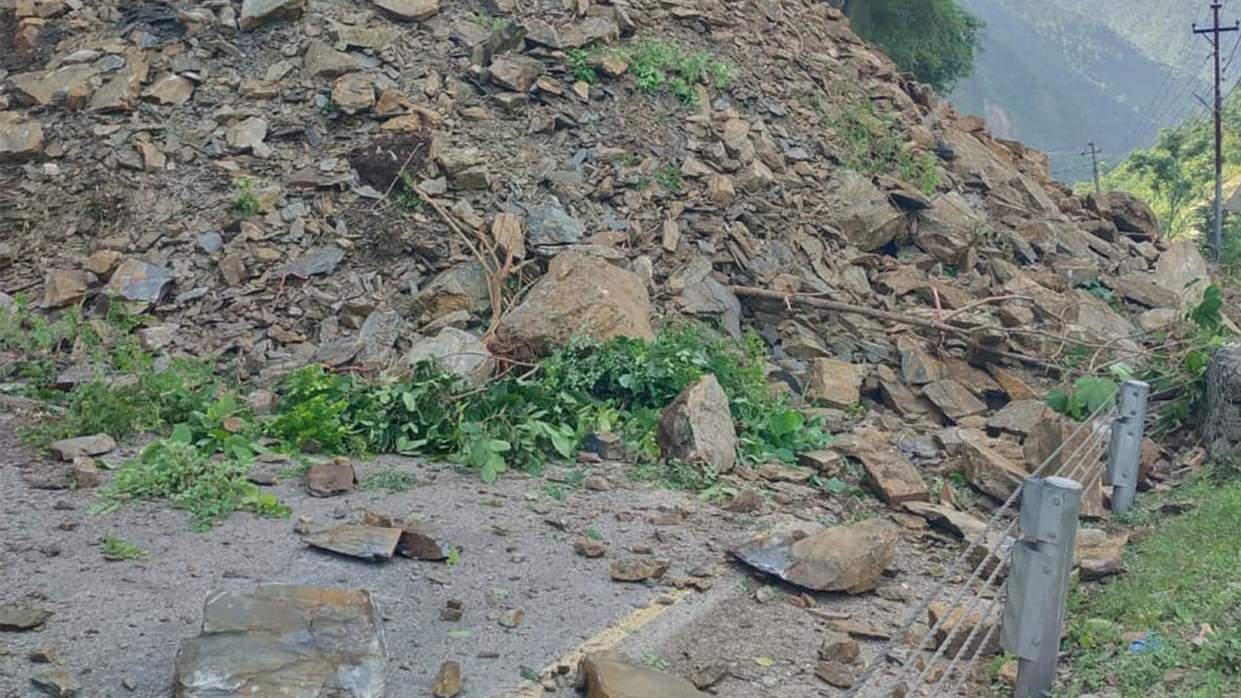 पहिरोले नारायणगढ–मुग्लिन सडक अवरुद्ध, खुल्न कम्तिमा दुई घण्टा लाग्ने