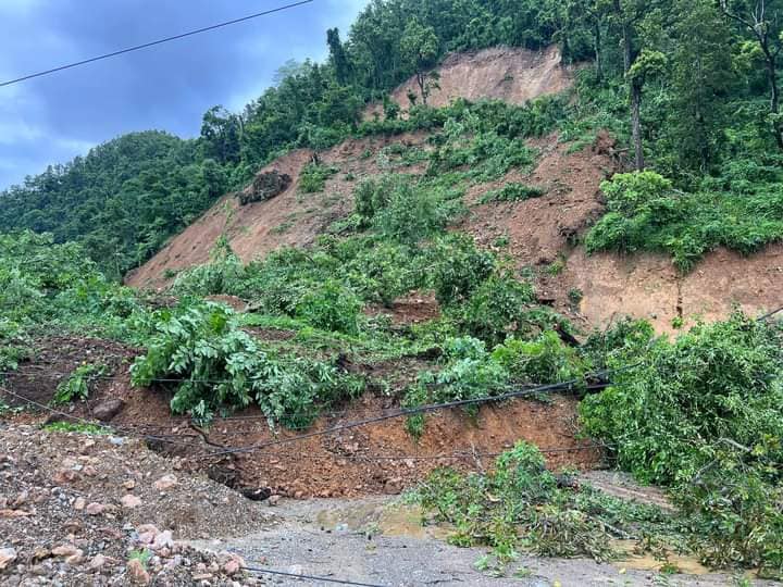 तनहुँको घाँसीकुवामा पहिरो, पृथ्वीराजमार्ग अवरुद्ध