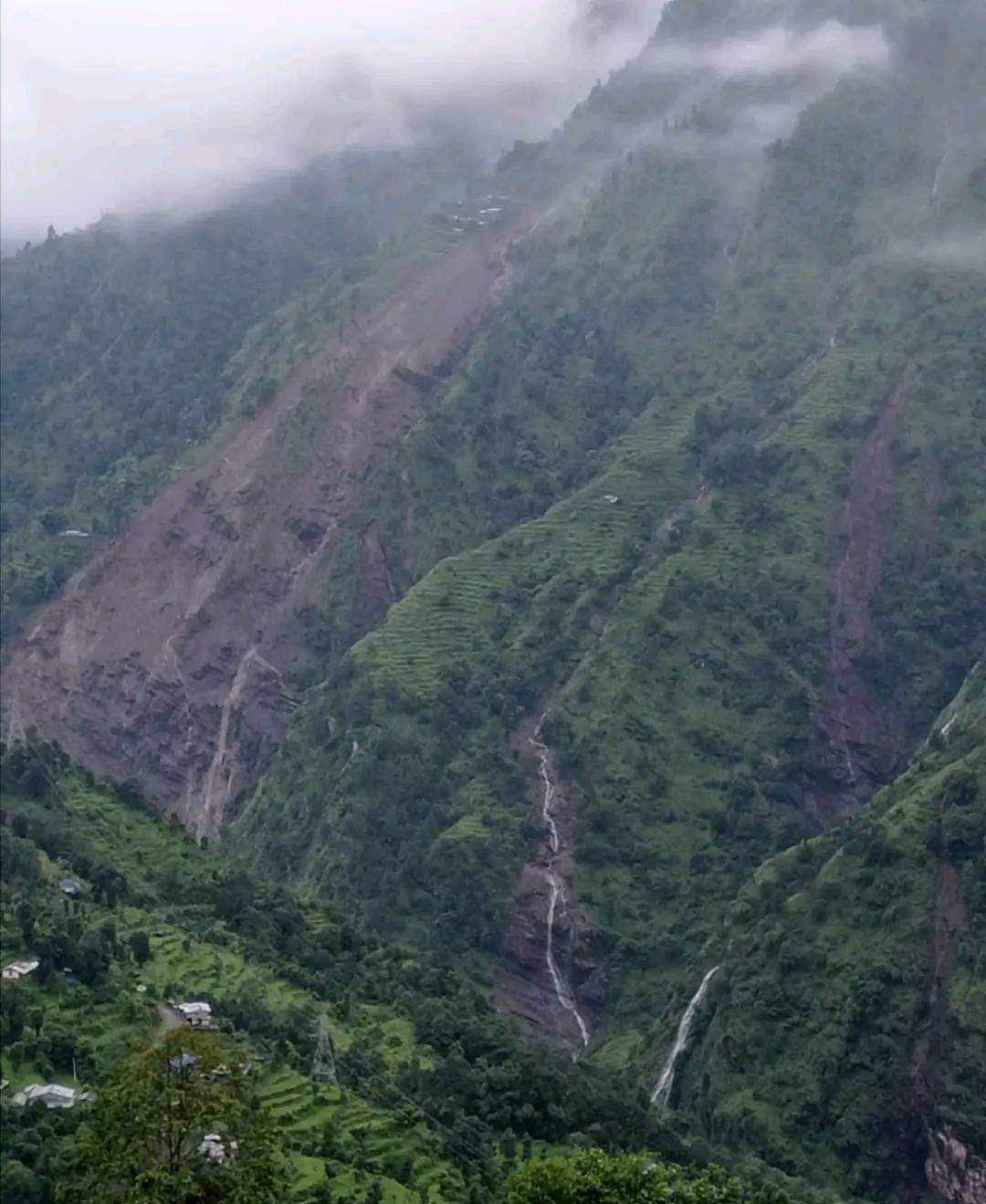 मकवानपुरमा पहिराेले घर बगाउँदा एक जनाको मृत्यु तीन बालबालिकासहित ६ जना बेपत्ता शिलापत्र 8430