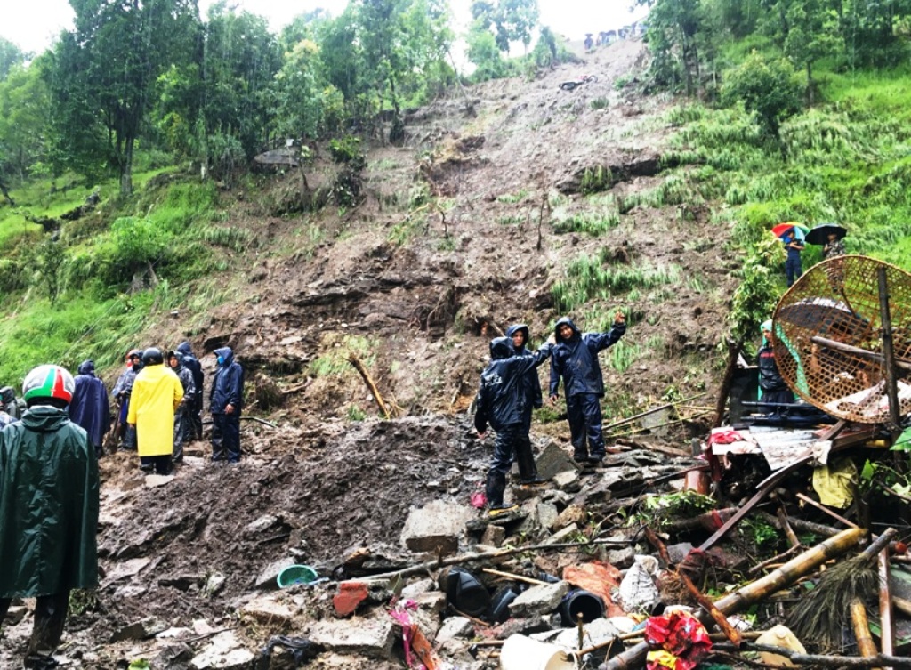 पोखराको सराङकोट र हेम्जामा पहिरो : ६ को मृत्यु, ११ जना घाइते