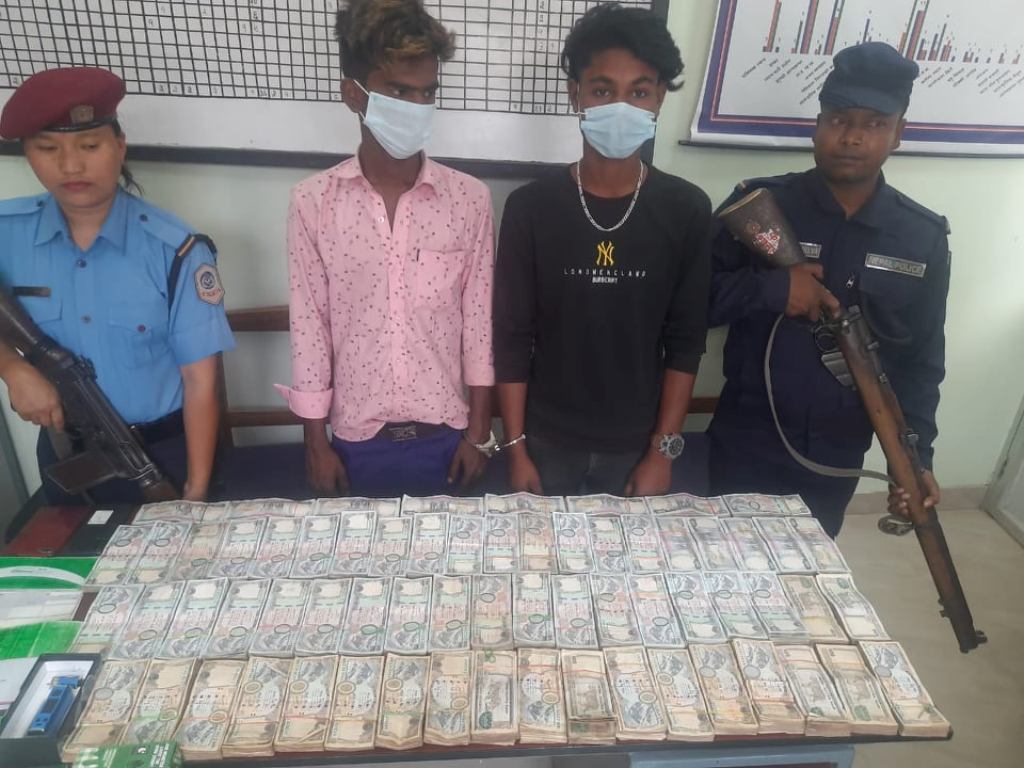 ५५ लाख रुपैयाँसहित दुई जना पक्राउ 