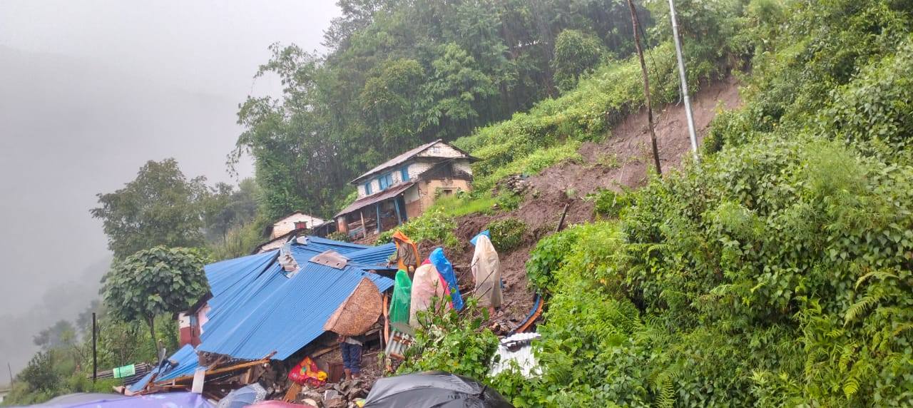 फलाेअप: लाङ्दी पहिरोमा पुरिएका दम्पतीमध्ये श्रीमान् मृत फेला, श्रीमतीको खोजी जारी
