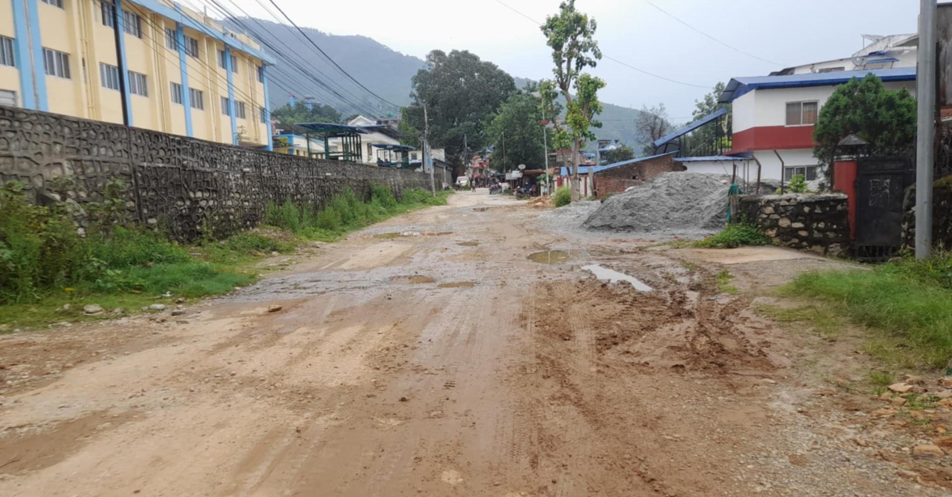 सदरमुकामकै सडक एक दशकदेखि जीर्ण, पूर्वाधार कार्यालय भन्छ- यो वर्ष पनि बन्दैन
