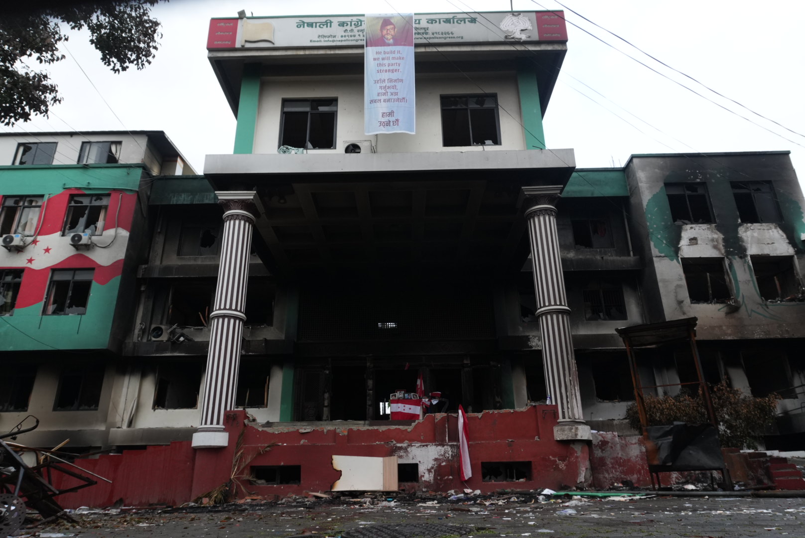 खण्डहर बने प्रमुख तीन राजनीतिक दलका मुख्यालय (तस्वीरहरू)