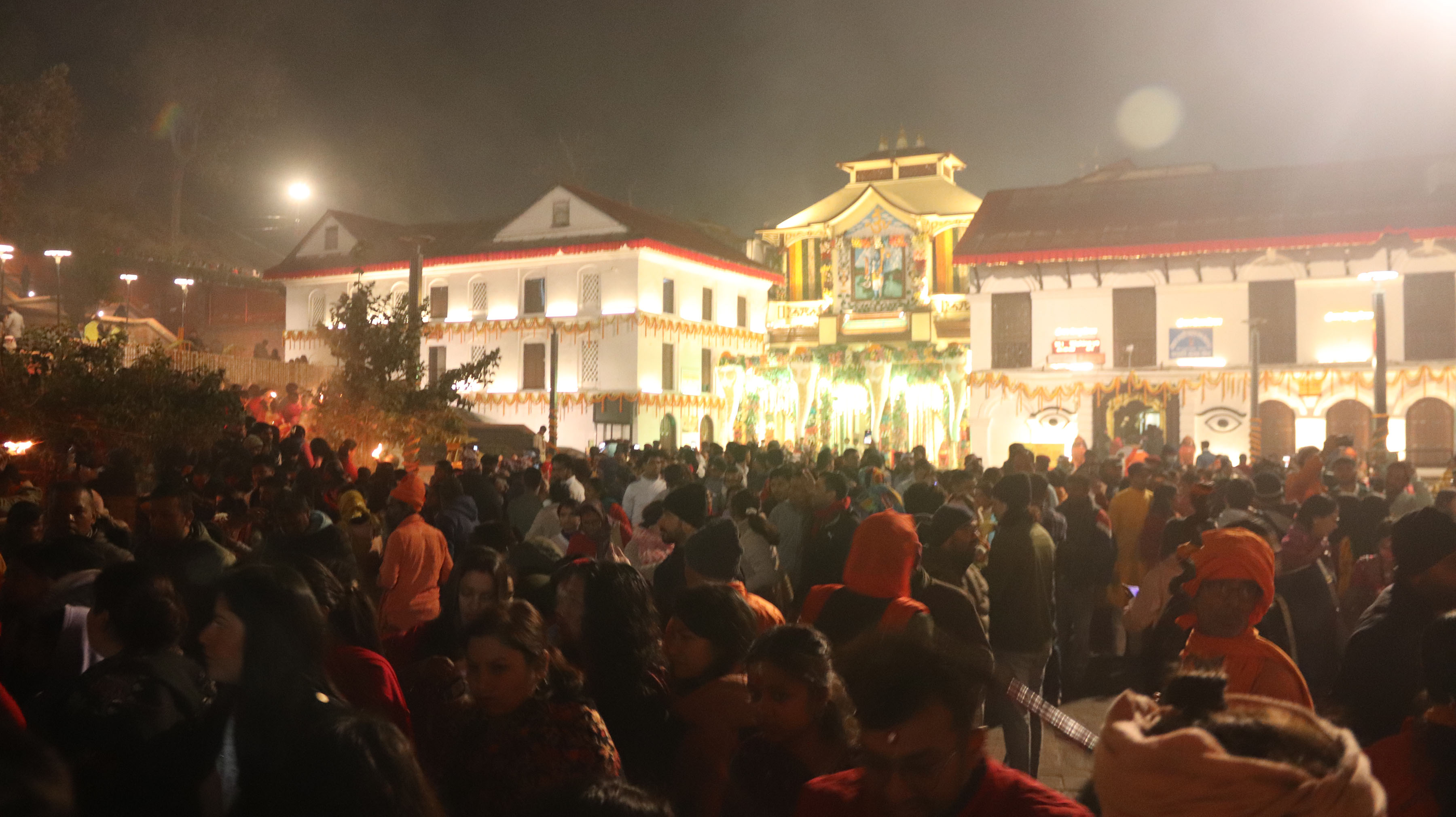 पशुपतिनाथसहित देशभरका शिवालयमा बिहानैदेखि दर्शनार्थीको घुइँचो