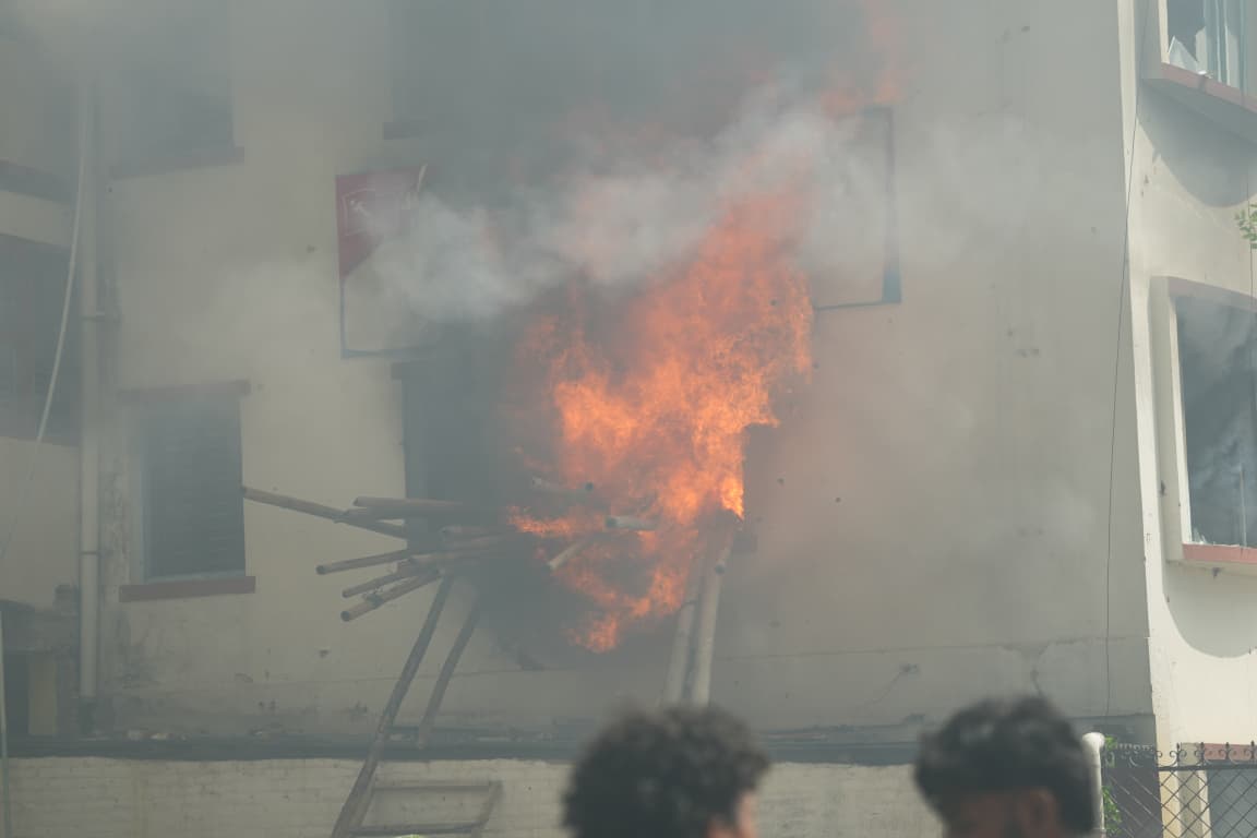 पेरिसडाँडास्थित माओवादी मुख्यालयमा पनि आगजनी