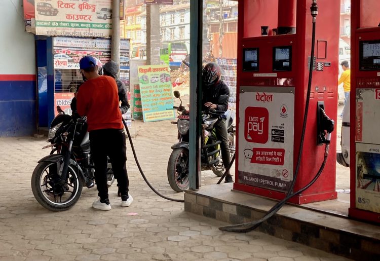 पेट्रोलियम पदार्थको मूल्य  १० रुपैयाँसम्म घटाउने सरकारको तयारी