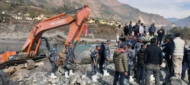 नेपाली भूमिमा भारतीय एस्काभेटर, स्थानीयले कब्जामा लिए