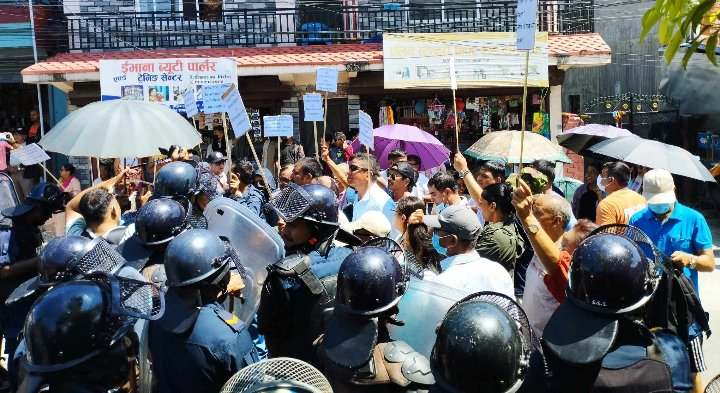 पोखरामा सहकारीपीडितले रवि लामिछानेलाई देखाए कालो झण्डा